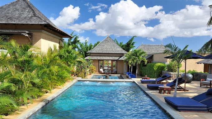 Aurora Villas & Resort  Khu nghỉ dưỡng nằm ven biển thành phố Quy Nhơn, trên quốc lộ 1D. Sở hữu vị trí lý tưởng để ngắm mặt trời mọc, nơi đây còn ghi điểm bởi các tiện ích như bể bơi hiện đại, nhà hàng, spa, rạp chiếu phim ngoài trời, các phòng tập thể dục. Giá nghỉ một đêm dành cho 2 người dao động từ 3,4 đến 5,4 triệu đồng, phòng có giá rẻ nhất là biệt thự đỉnh đồi.