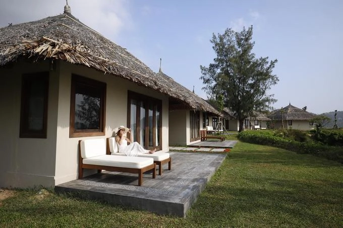 Crown Retreat Quy Nhơn Resort  Đây là một khu nghỉ dưỡng cao cấp với 50 căn bungalow. Thiết kế của khu nghỉ hiện đại nhưng đậm nét văn hóa miền biển đã tạo nên một không gian tràn ngập ánh nắng. Resort cũng có bãi biển riêng và hồ bơi ngoài trời. Giá một đêm cho hai người tại đây từ 2,9 triệu đồng.