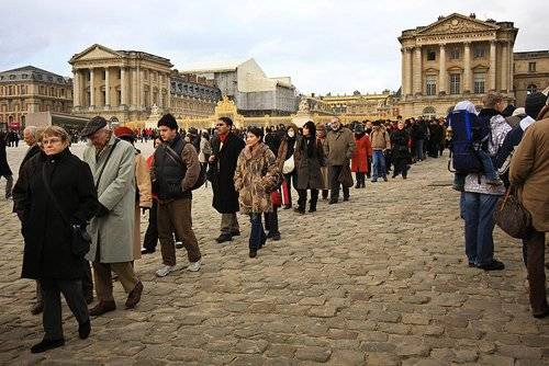 Đến Paris, việc xếp hàng nhiều tiếng để vào các điểm tham quan không còn là điều lạ lẫm.