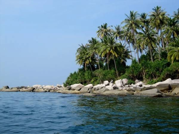 Hòn Rái hay hòn Sơn là một xã đảo thuộc huyện Kiên Hải, tỉnh Kiên Giang. Có hai cách giải thích cho tên gọi của đảo. Một là do trước kia, trên đảo có nhiều cây dầu rái, loại cây có nhựa để quết lên vỏ thuyền. Cách lý giải khác cho rằng tên gọi này xuất phát từ việc trước kia, đảo có nhiều rái cá sinh sống. Ảnh: Tạ Ban. Hòn Rái hay hòn Sơn là một xã đảo thuộc huyện Kiên Hải, tỉnh Kiên Giang. Có hai cách giải thích cho tên gọi của đảo. Một là do trước kia, trên đảo có nhiều cây dầu rái, loại cây có nhựa để quết lên vỏ thuyền. Cách lý giải khác cho rằng tên gọi này xuất phát từ việc trước kia, đảo có nhiều rái cá sinh sống. Ảnh: Tạ Ban.