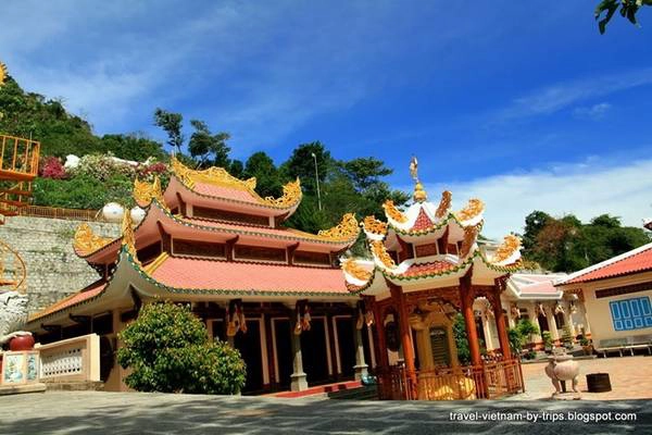 Chuyện kể, trước đây có một đôi trai gái yêu nhau. Nàng tên Lý Thị Thiên Hương, chàng tên Lê Sĩ Triệt. Tuy nhiên con trai quan huyện cũng đem lòng yêu Lan Hương, nên quyết bắt nàng về phủ. Khi sắp bị bắt, Lan Hương nhảy xuống vách núi tự tử. Ba ngày sau, nàng hiện hồn, nhờ sư chủ trì mang xác về chôn. Nàng cũng hiển linh báo trước tai ương để người dân ứng phó. Ảnh: Travel-vietnam-by-trips/blogpost. Chuyện kể, trước đây có một đôi trai gái yêu nhau. Nàng tên Lý Thị Thiên Hương, chàng tên Lê Sĩ Triệt. Tuy nhiên con trai quan huyện cũng đem lòng yêu Lan Hương, nên quyết bắt nàng về phủ. Khi sắp bị bắt, Lan Hương nhảy xuống vách núi tự tử. Ba ngày sau, nàng hiện hồn, nhờ sư chủ trì mang xác về chôn. Nàng cũng hiển linh báo trước tai ương để người dân ứng phó. Ảnh: Travel-vietnam-by-trips/blogpost.