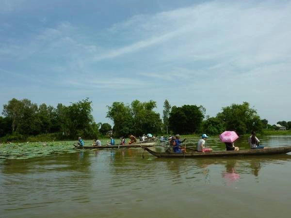 Búng Bình Thiên (An Giang) cách trung tâm thành phố Châu Đốc 35 km. Nơi đây gắn với truyền thuyết về một vị tướng lĩnh khi đến đây phát triển doanh trại, gặp hạn, đã khấn trời phật rồi đâm gươm vào đất. Một dòng nước từ đất phun lên, lâu dần, ngập thành hồ như hiện nay. Nước hồ quanh năm trong xanh nên được gọi là búng Bình Thiên (hồ nước trời). Ảnh: An Huỳnh. Búng Bình Thiên (An Giang) cách trung tâm thành phố Châu Đốc 35 km. Nơi đây gắn với truyền thuyết về một vị tướng lĩnh khi đến đây phát triển doanh trại, gặp hạn, đã khấn trời phật rồi đâm gươm vào đất. Một dòng nước từ đất phun lên, lâu dần, ngập thành hồ như hiện nay. Nước hồ quanh năm trong xanh nên được gọi là búng Bình Thiên (hồ nước trời). Ảnh: An Huỳnh.