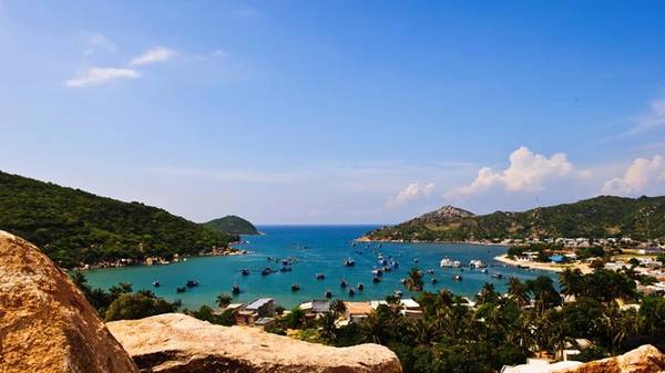 1. Vịnh Vĩnh Hy thuộc thôn Vĩnh Hy, xã Vĩnh Hải, huyện Ninh Hải, cách TP Phan Rang 42 km. Đây là một trong những vịnh được đánh giá đẹp nhất Việt Nam. Các hoạt động nên có ở vịnh là đi thuyền đáy kính ngắm san hô, tham quan nhà bè, thưởng thức hải sản. Ảnh: Kingdomofcactus. 1. Vịnh Vĩnh Hy thuộc thôn Vĩnh Hy, xã Vĩnh Hải, huyện Ninh Hải, cách TP Phan Rang 42 km. Đây là một trong những vịnh được đánh giá đẹp nhất Việt Nam. Các hoạt động nên có ở vịnh là đi thuyền đáy kính ngắm san hô, tham quan nhà bè, thưởng thức hải sản. Ảnh: Kingdomofcactus.