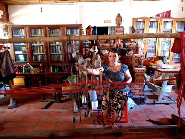 6. Làng dệt Mỹ Nghiệp thuộc thị trấn Phước Dân, huyện Ninh Phước, cách TP Phan Rang 10 km. Với truyền thống truyền nghề cho nữ, nơi đây phản ánh đậm nét chế độ mẫu hệ của người Chăm. Ảnh: Wildtussah. 6. Làng dệt Mỹ Nghiệp thuộc thị trấn Phước Dân, huyện Ninh Phước, cách TP Phan Rang 10 km. Với truyền thống truyền nghề cho nữ, nơi đây phản ánh đậm nét chế độ mẫu hệ của người Chăm. Ảnh: Wildtussah.