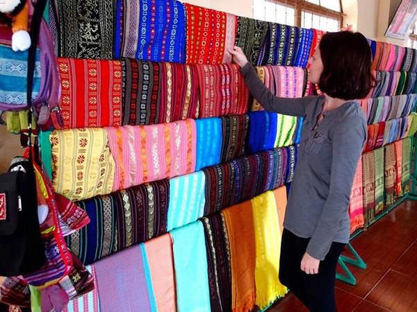 Đến đây, bạn sẽ không rời mắt khỏi những khung cửi đầy màu sắc, những tiếng lách cách vui tai. Đừng quên chọn mua túi xách, quần áo, ba lô, cà vạt, ví... về làm quà cho bạn bè, người thân. Ảnh: Wildtussah. Đến đây, bạn sẽ không rời mắt khỏi những khung cửi đầy màu sắc, những tiếng lách cách vui tai. Đừng quên chọn mua túi xách, quần áo, ba lô, cà vạt, ví... về làm quà cho bạn bè, người thân. Ảnh: Wildtussah.