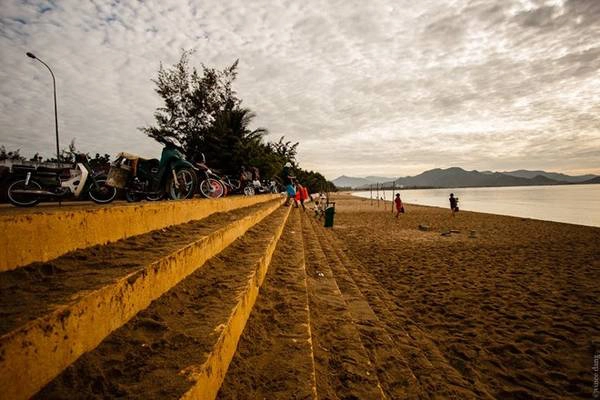 Ngoài tắm biển, thưởng thức hải sản, ăn vặt ở khu chợ chiều, ngắm bình minh hay hoàng hôn được xem là trải nghiệm nhất định phải có của du khách tại bãi biển này. Ảnh:Vincedang. Ngoài tắm biển, thưởng thức hải sản, ăn vặt ở khu chợ chiều, ngắm bình minh hay hoàng hôn được xem là trải nghiệm nhất định phải có của du khách tại bãi biển này. Ảnh:Vincedang.
