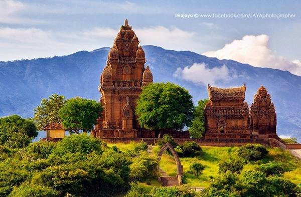 4. Tháp Poklong Garai nằm trên đường Bác Ái, TP Phan Rang. Quần thể này gồm tháp chính, tháp cổng, tháp phụ và tường gạch được xây dựng vào khoảng cuối thế kỷ 13 thờ vua Po Klaong Garai (1151-1205). Ảnh: Inrajaya. 4. Tháp Poklong Garai nằm trên đường Bác Ái, TP Phan Rang. Quần thể này gồm tháp chính, tháp cổng, tháp phụ và tường gạch được xây dựng vào khoảng cuối thế kỷ 13 thờ vua Po Klaong Garai (1151-1205). Ảnh: Inrajaya.