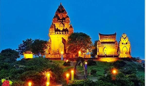 Tháp còn khá nguyên vẹn và hiện là nơi hành hương của đồng bào Chăm vào dịp lễ hội Katê tháng 10 hàng năm. Lưu ý tháp tọa lạc trên đồi cao, nắng nóng, vì thế bạn nên ghé tháp trước 8h hay 16h. Ảnh: Tamngu. Tháp còn khá nguyên vẹn và hiện là nơi hành hương của đồng bào Chăm vào dịp lễ hội Katê tháng 10 hàng năm. Lưu ý tháp tọa lạc trên đồi cao, nắng nóng, vì thế bạn nên ghé tháp trước 8h hay 16h. Ảnh: Tamngu.