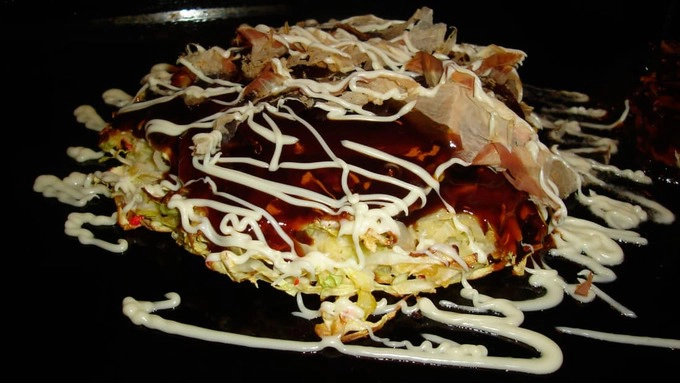 Hiroshima, đảo Honshu Christie cho biết: "Ẩm thực ở Hiroshima không thể thiếu được món bánh xèo okonomiyaki". Mỗi nhà hàng ở đây lại sáng tạo một cách làm bánh xèo với nguyên liệu khác nhau, nhưng luôn có rau cải bắp xắt nhỏ, cá ngừ khô bào mỏng, và sốt. Hiroshima, đảo Honshu Christie cho biết: "Ẩm thực ở Hiroshima không thể thiếu được món bánh xèo okonomiyaki". Mỗi nhà hàng ở đây lại sáng tạo một cách làm bánh xèo với nguyên liệu khác nhau, nhưng luôn có rau cải bắp xắt nhỏ, cá ngừ khô bào mỏng, và sốt.