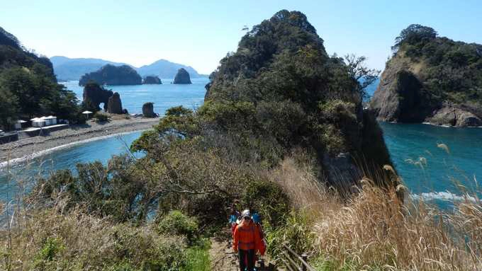 Izu, đảo Honshu Với các bờ biển nông, rừng rậm, đất đai màu mỡ nhờ núi lửa hoạt động và các ngọn núi cao như tháp, bán đảo Izu là một trong những nơi có thực đơn ngon nhất Nhật Bản. Các bữa ăn luôn có hải sản như cua nhện, mực tới, tôm hùm cho tới cá ngừ khô bào mỏng, bên cạnh nấm, cải ngựa tươi... Izu, đảo Honshu Với các bờ biển nông, rừng rậm, đất đai màu mỡ nhờ núi lửa hoạt động và các ngọn núi cao như tháp, bán đảo Izu là một trong những nơi có thực đơn ngon nhất Nhật Bản. Các bữa ăn luôn có hải sản như cua nhện, mực tới, tôm hùm cho tới cá ngừ khô bào mỏng, bên cạnh nấm, cải ngựa tươi...