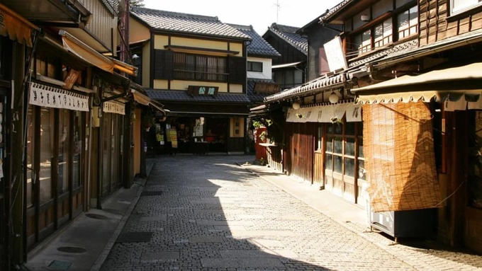 Kawagoe, đảo Honshu Chỉ cách Tokyo khoảng 30 phút di chuyển về phía tây bắc, Kawagoe là nơi lý tưởng cho chuyến du lịch trong ngày. Thành phố có từ thời Edo sẽ cuốn hút du khách bởi những ngôi nhà, con phố, đền chùa kiến trúc cổ. Tuy nhiên, ẩm thực Kawagoe vẫn là điểm thu hút nhất, đặc biệt là món gà xiên nướng yakitori. Christie bật mí địa chỉ ăn yakitori ngon nhất là Toraya, nhà hàng do một đôi vợ chồng cùng mở và quản lý. Kawagoe, đảo Honshu Chỉ cách Tokyo khoảng 30 phút di chuyển về phía tây bắc, Kawagoe là nơi lý tưởng cho chuyến du lịch trong ngày. Thành phố có từ thời Edo sẽ cuốn hút du khách bởi những ngôi nhà, con phố, đền chùa kiến trúc cổ. Tuy nhiên, ẩm thực Kawagoe vẫn là điểm thu hút nhất, đặc biệt là món gà xiên nướng yakitori. Christie bật mí địa chỉ ăn yakitori ngon nhất là Toraya, nhà hàng do một đôi vợ chồng cùng mở và quản lý.