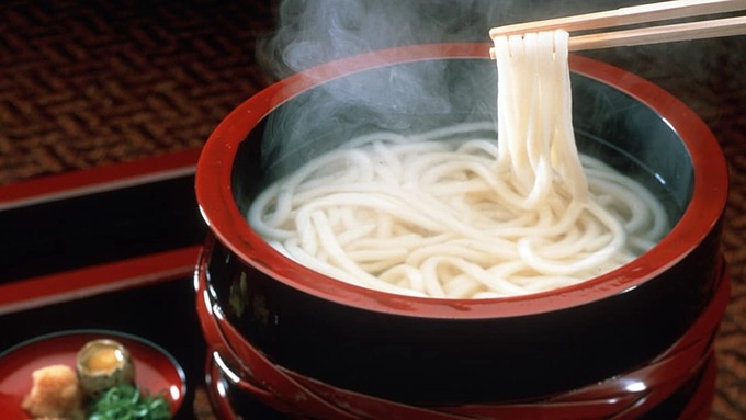 Takamatsu, đảo Shikoku Mì udon sanuki là một món ăn có từ rất lâu đời ở Takamatsu, người dân nơi đây có thể ăn món đó cho bữa sáng, trưa hay tối. Các nhà hàng, quán ăn gia đình phục vụ udon sanuki sẽ đem tới cho thực khách hương vị địa phương. Takamatsu, đảo Shikoku Mì udon sanuki là một món ăn có từ rất lâu đời ở Takamatsu, người dân nơi đây có thể ăn món đó cho bữa sáng, trưa hay tối. Các nhà hàng, quán ăn gia đình phục vụ udon sanuki sẽ đem tới cho thực khách hương vị địa phương.