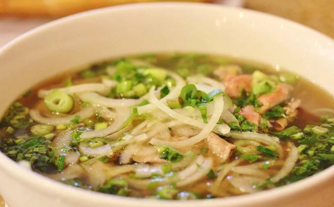 Nước dùng của Pho Kinh Do (Phở Kinh Đô) không chỉ được hầm từ xương mà còn sử dụng vài loại hải sản nên vị khá lạ đối với những người quen ăn phở Việt. Ở đây cũng phục vụ vài món mì khác như hủ tiếu, bún chả giò... được nhiều người ưa chuộng.