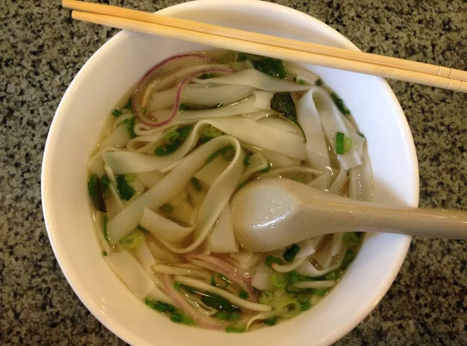 Thực đơn của Phở Saigon 8 có 8 loại phở khác nhau cho khách lựa chọn. Sợi phở to như sợi mì, tuy nhiên trên trang Tripadvisor thì tiệm ăn này nhận được nhiều phản hồi tích cực do hợp khẩu vị với người Mỹ.