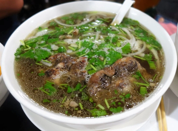 Đến Pho Bosa, chắc chắn bạn sẽ ngạc nhiên với món phở đuôi bò hun khói với nước dùng vị rất riêng mà hiếm nơi nào có. Nhiều người chia sẻ, điều này đã đem lại cho họ một trải nghiệm ẩm thực thú vị dù nó trông chẳng giống món phở Việt một chút nào.