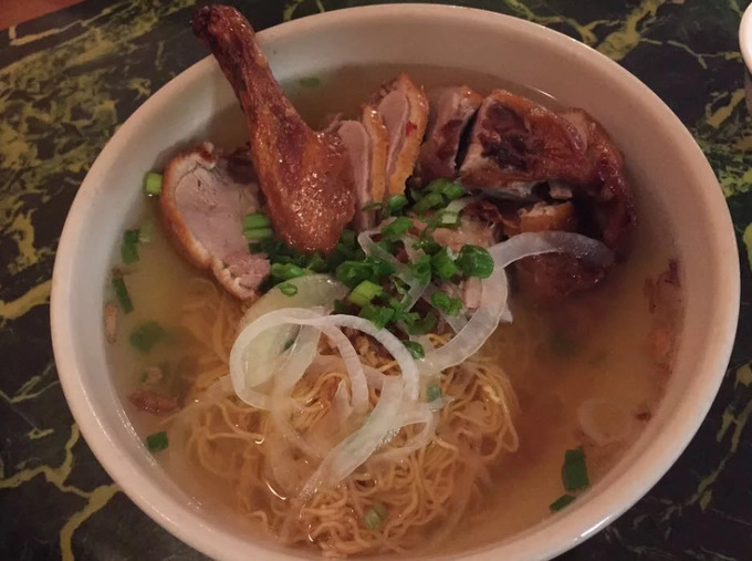 Ở Phở Annie, món đinh là mì cà ri gà, cà phê sữa và nước dừa tươi. Tuy nhiên, món phở hải sản, phở thịt quay ăn chung với mì trứng cũng được nhiều người lựa chọn.