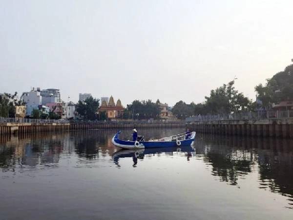 Du thuyền kênh Nhiêu Lộc: Tour du lịch sông nước này cho bạn cảm giác Sài Gòn bình yên và trầm mặc từ giai điệu từ chiếc kèn harmonica, những câu hát đờn ca tài tử. Thuyền xuất bến ở bến thuyền Lê Văn Sỹ (quận 3) hoặc bến Thị Nghè (quận 1), đưa bạn đi 4,5 km trên dòng kênh Nhiêu Lộc uốn lượn quanh co theo những thăng trầm của Sài Gòn. Giá cho một người đi trên thuyền Phụng (3-5 người/ thuyền) là 220.000 đồng và vé trên thuyền Qui (10-22 người/ thuyền) là 110.000 đồng. Ảnh: Thảo Nghi. Du thuyền kênh Nhiêu Lộc: Tour du lịch sông nước này cho bạn cảm giác Sài Gòn bình yên và trầm mặc từ giai điệu từ chiếc kèn harmonica, những câu hát đờn ca tài tử. Thuyền xuất bến ở bến thuyền Lê Văn Sỹ (quận 3) hoặc bến Thị Nghè (quận 1), đưa bạn đi 4,5 km trên dòng kênh Nhiêu Lộc uốn lượn quanh co theo những thăng trầm của Sài Gòn. Giá cho một người đi trên thuyền Phụng (3-5 người/ thuyền) là 220.000 đồng và vé trên thuyền Qui (10-22 người/ thuyền) là 110.000 đồng. Ảnh: Thảo Nghi.