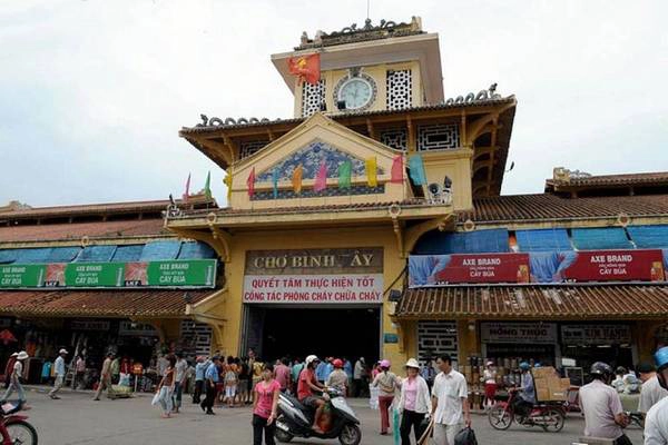 Khám phá Chợ Lớn: Là một trong những khu chợ có lịch sử lâu đời nhất tại thành phố, Chợ Lớn có nhiều điều thú vị đợi bạn khám phá, và tìm hiểu về cuộc sống của người gốc Hoa sinh sống quanh đây. Hãy tham quan các Hội quán, chùa Bà… để tìm hiểu về văn hóa, kiến trúc ấn tượng. Và đừng bỏ lỡ việc thưởng thức ẩm thực Chợ Lớn, đặc biệt là những quán ăn, tiệm mì, chè… tồn tại hơn nửa đời người nơi đây. Ảnh: Thanh Hải. Khám phá Chợ Lớn: Là một trong những khu chợ có lịch sử lâu đời nhất tại thành phố, Chợ Lớn có nhiều điều thú vị đợi bạn khám phá, và tìm hiểu về cuộc sống của người gốc Hoa sinh sống quanh đây. Hãy tham quan các Hội quán, chùa Bà… để tìm hiểu về văn hóa, kiến trúc ấn tượng. Và đừng bỏ lỡ việc thưởng thức ẩm thực Chợ Lớn, đặc biệt là những quán ăn, tiệm mì, chè… tồn tại hơn nửa đời người nơi đây. Ảnh: Thanh Hải.