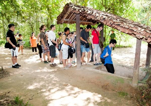 Địa đạo Củ Chi: Cách trung tâm TP HCM khoảng 70 km, khu di tích Củ Chi là lựa chọn phù hợp cho chuyến đi trong ngày tìm hiểu về lịch sử. Từ chợ Bến Thành đi xe bus số 13, sau đó là xe số 79 hoặc 122 để tới Củ Chi. Ở mỗi khu địa đạo, du khách đều được hướng dẫn viên đưa đi tham quan, thuyết minh chi tiết về các di tích, điểm tái hiện lịch sử. Bạn sẽ trải nghiệm chui địa đạo thực thụ, thực tế nghề truyền thống làm bánh tráng Củ Chi, thưởng thức đặc sản địa phương. Vé vào cửa tham quan là 20.000 đồng với khách trong nước và 80.000 đồng với khách nước ngoài. Ảnh: Hải Nam. Địa đạo Củ Chi: Cách trung tâm TP HCM khoảng 70 km, khu di tích Củ Chi là lựa chọn phù hợp cho chuyến đi trong ngày tìm hiểu về lịch sử. Từ chợ Bến Thành đi xe bus số 13, sau đó là xe số 79 hoặc 122 để tới Củ Chi. Ở mỗi khu địa đạo, du khách đều được hướng dẫn viên đưa đi tham quan, thuyết minh chi tiết về các di tích, điểm tái hiện lịch sử. Bạn sẽ trải nghiệm chui địa đạo thực thụ, thực tế nghề truyền thống làm bánh tráng Củ Chi, thưởng thức đặc sản địa phương. Vé vào cửa tham quan là 20.000 đồng với khách trong nước và 80.000 đồng với khách nước ngoài. Ảnh: Hải Nam.