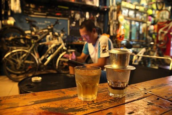 Trải nghiệm văn hóa cà phê Sài Gòn: Không chỉ là thức uống, cà phê còn trở thành một nét văn hóa của người Sài Gòn. Đến nơi này lần đầu, hãy thử cảm nhận nhịp sống ấy qua những phong cách uống cà phê khác nhau. Sáng ngồi cà phê cóc ở vỉa hè, nghe người Sài Gòn bàn về mẩu tin trên tờ báo mới, trưa ghé quán cà phê của những người yêu nhiếp ảnh hay mê xe độ để thêm kết nối đam mê. Sài Gòn xưa trong quán cà phê vợt 50 năm không ngủ cũng là nét văn hóa bạn nên trải nghiệm. Ảnh: Tâm Bùi. Trải nghiệm văn hóa cà phê Sài Gòn: Không chỉ là thức uống, cà phê còn trở thành một nét văn hóa của người Sài Gòn. Đến nơi này lần đầu, hãy thử cảm nhận nhịp sống ấy qua những phong cách uống cà phê khác nhau. Sáng ngồi cà phê cóc ở vỉa hè, nghe người Sài Gòn bàn về mẩu tin trên tờ báo mới, trưa ghé quán cà phê của những người yêu nhiếp ảnh hay mê xe độ để thêm kết nối đam mê. Sài Gòn xưa trong quán cà phê vợt 50 năm không ngủ cũng là nét văn hóa bạn nên trải nghiệm. Ảnh: Tâm Bùi.