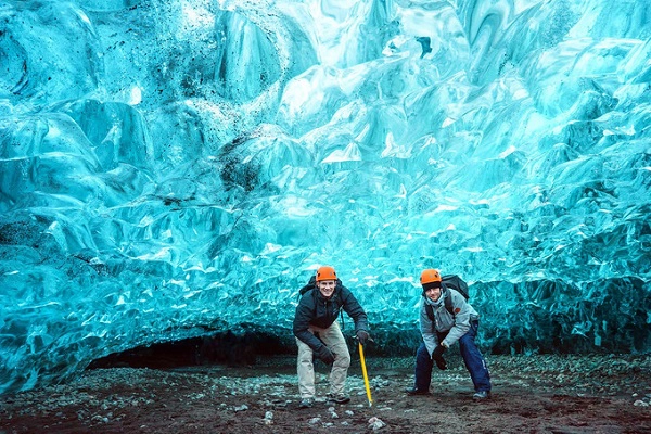Khám phá động băng ở Iceland Sông băng Vatnajökull là một trong những điểm du lịch nổi tiếng nhất Iceland, tuy nhiên không phải ai cũng được tận mắt nhìn thấy vẻ đẹp nằm ẩn sâu bên trong. Đó là hệ thống hang động màu xanh sáng kỳ ảo do sông băng hình thành từ hàng nghìn năm trước. Các tour du lịch tới đây cần phải đặt trước nhiều tháng và mùa đông ở Iceland từ tháng 11 tới tháng 3 năm sau là thời điểm duy nhất bạn có thể khám phá động băng. Ảnh: smugmug. Khám phá động băng ở Iceland Sông băng Vatnajökull là một trong những điểm du lịch nổi tiếng nhất Iceland, tuy nhiên không phải ai cũng được tận mắt nhìn thấy vẻ đẹp nằm ẩn sâu bên trong. Đó là hệ thống hang động màu xanh sáng kỳ ảo do sông băng hình thành từ hàng nghìn năm trước. Các tour du lịch tới đây cần phải đặt trước nhiều tháng và mùa đông ở Iceland từ tháng 11 tới tháng 3 năm sau là thời điểm duy nhất bạn có thể khám phá động băng. Ảnh: smugmug.