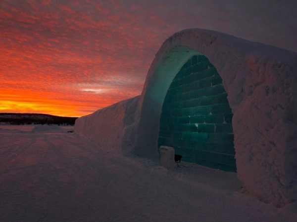 Nghỉ ở khách sạn băng tại Thụy Điển Icehotel ở Thụy Điển là loại khách sạn băng đầu tiên trên thế giới. Kể từ năm 1990, hàng năm sau đó các nghệ sĩ kéo tới làng Jukkasjärvi, trên Vòng Cực Bắc thuộc vùng Lapland của Thụy Điển, để thiết kế và điêu khắc một khách sạn mới bằng băng tuyết lấy từ sông Torne. Du khách muốn nghỉ ở khách sạn này chỉ có thể tới vào tháng 11 đến tháng 4 năm sau. Ngoài dịch vụ lưu trú còn có ngồi xe chó kéo, ăn uống bằng các vật dụng chế tác từ băng. Ảnh: Reuters. Nghỉ ở khách sạn băng tại Thụy Điển Icehotel ở Thụy Điển là loại khách sạn băng đầu tiên trên thế giới. Kể từ năm 1990, hàng năm sau đó các nghệ sĩ kéo tới làng Jukkasjärvi, trên Vòng Cực Bắc thuộc vùng Lapland của Thụy Điển, để thiết kế và điêu khắc một khách sạn mới bằng băng tuyết lấy từ sông Torne. Du khách muốn nghỉ ở khách sạn này chỉ có thể tới vào tháng 11 đến tháng 4 năm sau. Ngoài dịch vụ lưu trú còn có ngồi xe chó kéo, ăn uống bằng các vật dụng chế tác từ băng. Ảnh: Reuters.