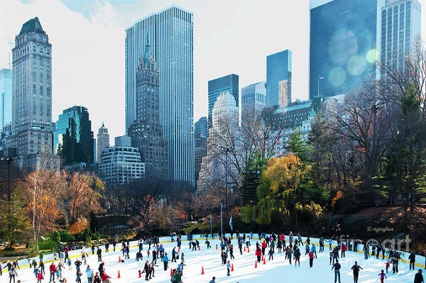 Trượt băng ở Công viên Trung tâm tại New York, Mỹ Bắt đầu mở từ năm 1949, sân trượt băng Wollman Rink ở Công viên Trung tâm của thành phố New York đã trở thành điểm đến hấp dẫn vào mỗi mùa đông. Tới đây du khách có thể trượt băng từ sáng đến tối. Sân trượt duy trì từ cuối tháng 10 tới đầu tháng 4 năm sau tùy thuộc nhiều vào điều kiện thời tiết. Ảnh: fineartamerica. Trượt băng ở Công viên Trung tâm tại New York, Mỹ Bắt đầu mở từ năm 1949, sân trượt băng Wollman Rink ở Công viên Trung tâm của thành phố New York đã trở thành điểm đến hấp dẫn vào mỗi mùa đông. Tới đây du khách có thể trượt băng từ sáng đến tối. Sân trượt duy trì từ cuối tháng 10 tới đầu tháng 4 năm sau tùy thuộc nhiều vào điều kiện thời tiết. Ảnh: fineartamerica.