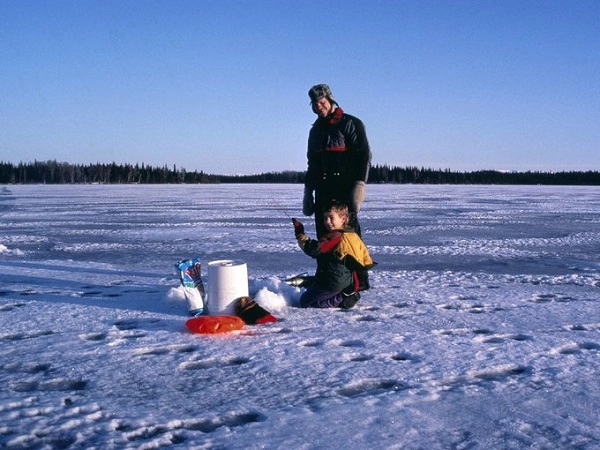 Câu cá trên băng ở Alaska, Mỹ Câu cá trên băng không phải hoạt động cho những người yếu tim bởi người trải nghiệm phải câu ở trên mặt băng chỉ dày 10 - 15 cm. Vào tháng 12 trở đi, điều kiện thời tiết đủ để mặt nước ở Alaska đóng băng dày tới mức đó. Sau khi đào một lỗ trên mặt băng, bạn phải mở rộng lỗ bằng dụng cụ thủ công trước khi thả dây câu. Câu cá trên băng đòi hỏi sự kiên nhẫn, có khi bạn phải ngồi ở ngoài giá lạnh vài giờ để chờ cá cắn câu. Ảnh: Flickr. Câu cá trên băng ở Alaska, Mỹ Câu cá trên băng không phải hoạt động cho những người yếu tim bởi người trải nghiệm phải câu ở trên mặt băng chỉ dày 10 - 15 cm. Vào tháng 12 trở đi, điều kiện thời tiết đủ để mặt nước ở Alaska đóng băng dày tới mức đó. Sau khi đào một lỗ trên mặt băng, bạn phải mở rộng lỗ bằng dụng cụ thủ công trước khi thả dây câu. Câu cá trên băng đòi hỏi sự kiên nhẫn, có khi bạn phải ngồi ở ngoài giá lạnh vài giờ để chờ cá cắn câu. Ảnh: Flickr.