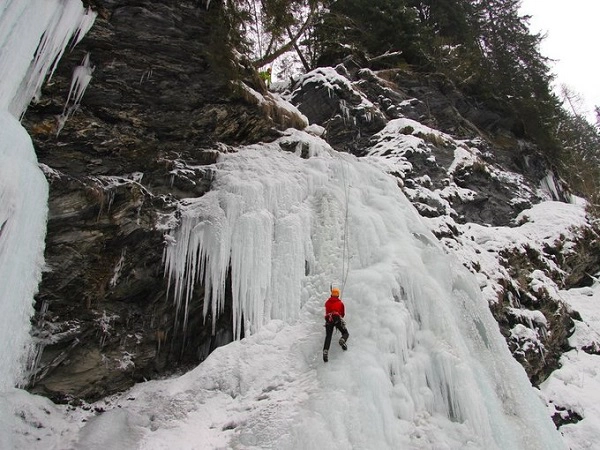 Leo núi băng ở Adirondacks, New York, Mỹ Du khách thích mạo hiểm sẽ bị mê hoặc ngay bởi hoạt động leo núi vào mùa đông, khi nhiều nơi bị tuyết phủ và đóng băng. Tham gia hoạt động này, bạn không cần nhiều kinh nghiệm mà cần chọn những đơn vị cung cấp dịch vụ tốt với đủ dụng cụ như giày, mũ, dây đeo... và nhất là hướng dẫn viên chuyên nghiệp. Anh: Flickr. Leo núi băng ở Adirondacks, New York, Mỹ Du khách thích mạo hiểm sẽ bị mê hoặc ngay bởi hoạt động leo núi vào mùa đông, khi nhiều nơi bị tuyết phủ và đóng băng. Tham gia hoạt động này, bạn không cần nhiều kinh nghiệm mà cần chọn những đơn vị cung cấp dịch vụ tốt với đủ dụng cụ như giày, mũ, dây đeo... và nhất là hướng dẫn viên chuyên nghiệp. Anh: Flickr.