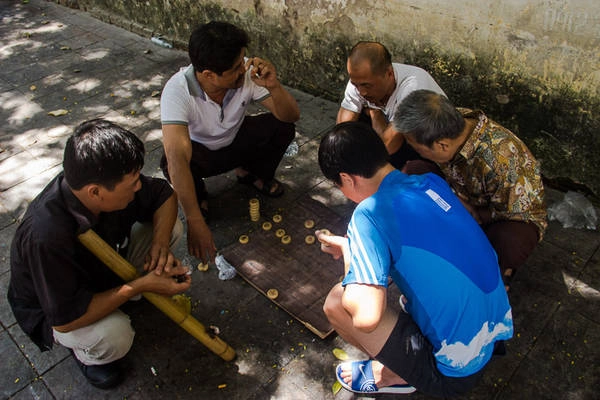 Những người dân địa phương đang chơi đánh cờ (Ảnh: Escapology)