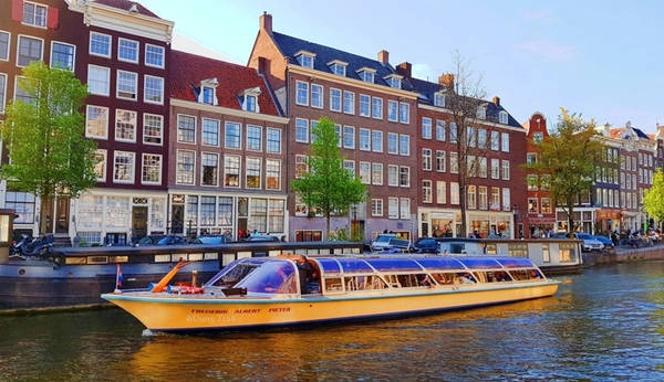 1. Thăm Thủ đô Amsterdam với xe đạp và hệ thống kênh đào nổi tiếng: Hệ thống kênh đào của Hà Lan vô cùng ấn tượng đã được UNESCO công nhận là di sản thế giới. 1. Thăm Thủ đô Amsterdam với xe đạp và hệ thống kênh đào nổi tiếng: Hệ thống kênh đào của Hà Lan vô cùng ấn tượng đã được UNESCO công nhận là di sản thế giới.
