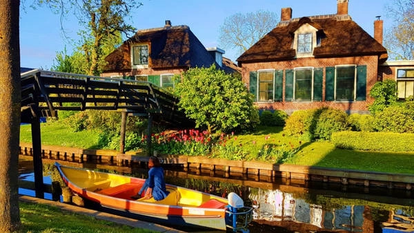 Giethoorn thuộc tỉnh Overijssel, Hà Lan. Cái tên Giethoorn (sừng dê) xuất phát từ khám phá của những cư dân đầu tiên đến từ Địa Trung Hải. Họ đã tìm thấy tại đây hàng trăm chiếc sừng dê, hậu quả của trận lũ lịch sử vào thế kỷ thứ 10. Giethoorn thuộc tỉnh Overijssel, Hà Lan. Cái tên Giethoorn (sừng dê) xuất phát từ khám phá của những cư dân đầu tiên đến từ Địa Trung Hải. Họ đã tìm thấy tại đây hàng trăm chiếc sừng dê, hậu quả của trận lũ lịch sử vào thế kỷ thứ 10.