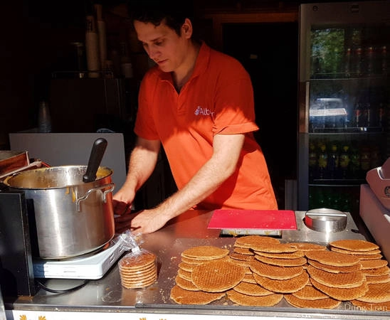 Ở vườn hoa cũng bày bán đặc sản Hà Lan là bánh waffles với vị mật ong và hương quế thơm lừng. Ở vườn hoa cũng bày bán đặc sản Hà Lan là bánh waffles với vị mật ong và hương quế thơm lừng.