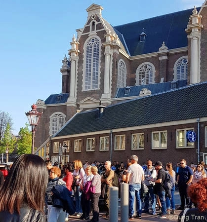 6. Đến thăm Anne Frank House với những trải nghiệm xúc động: Anne Frank House là nơi tưởng niệm cô gái nhỏ là nạn nhân của nạn diệt chủng người Do Thái thời Hitler và là tác giả của cuốn Nhật ký Anne Frank, được khai bút vào năm 1942 khi cô mới 13 tuổi. Tham quan Anne Frank House ở Amsterdam là một trải nghiệm xúc động cho mọi người. Khi đến đây, bạn phải xếp hàng khá lâu nếu không đặt vé online ở mục "skip the line" (không phải xếp hàng). Khi vào bên trong, bạn không được phép chụp hình. 6. Đến thăm Anne Frank House với những trải nghiệm xúc động: Anne Frank House là nơi tưởng niệm cô gái nhỏ là nạn nhân của nạn diệt chủng người Do Thái thời Hitler và là tác giả của cuốn Nhật ký Anne Frank, được khai bút vào năm 1942 khi cô mới 13 tuổi. Tham quan Anne Frank House ở Amsterdam là một trải nghiệm xúc động cho mọi người. Khi đến đây, bạn phải xếp hàng khá lâu nếu không đặt vé online ở mục "skip the line" (không phải xếp hàng). Khi vào bên trong, bạn không được phép chụp hình.