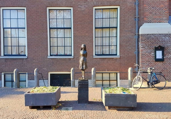 Bức tượng Anne Frank trước nhà thờ ngay cạnh nhà. Dù toàn bộ trải nghiệm khi thăm nhà Anne Frank rất đau buồn, đó là một dấu ấn của lịch sử, ghi lại sự anh hùng và khắc nghiệt của Thế chiến. Anne Frank House và cuốn nhật ký kinh điển là một lời nhắc nhở chúng ta hãy sống mỗi ngày một cách trọn vẹn nhất, để tìm thấy niềm vui trong những điều nhỏ nhặt, và hãy yêu thương người khác bằng một trái tim rộng mở. Bức tượng Anne Frank trước nhà thờ ngay cạnh nhà. Dù toàn bộ trải nghiệm khi thăm nhà Anne Frank rất đau buồn, đó là một dấu ấn của lịch sử, ghi lại sự anh hùng và khắc nghiệt của Thế chiến. Anne Frank House và cuốn nhật ký kinh điển là một lời nhắc nhở chúng ta hãy sống mỗi ngày một cách trọn vẹn nhất, để tìm thấy niềm vui trong những điều nhỏ nhặt, và hãy yêu thương người khác bằng một trái tim rộng mở.