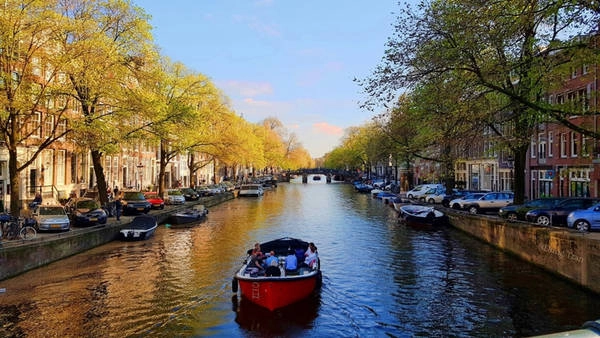 2 bên kênh đào ở Amsterdam san sát những ngôi nhà xinh xắn, được gọi là Dancing House. Vùng đất ở đây rất lầy dẫn đến hiện tượng nghiêng của các ngôi nhà đầy màu sắc. 2 bên kênh đào ở Amsterdam san sát những ngôi nhà xinh xắn, được gọi là Dancing House. Vùng đất ở đây rất lầy dẫn đến hiện tượng nghiêng của các ngôi nhà đầy màu sắc.