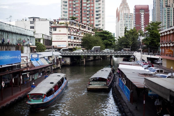 Bạn cũng có thể đi tàu tốc hành trên sông Chao Phraya