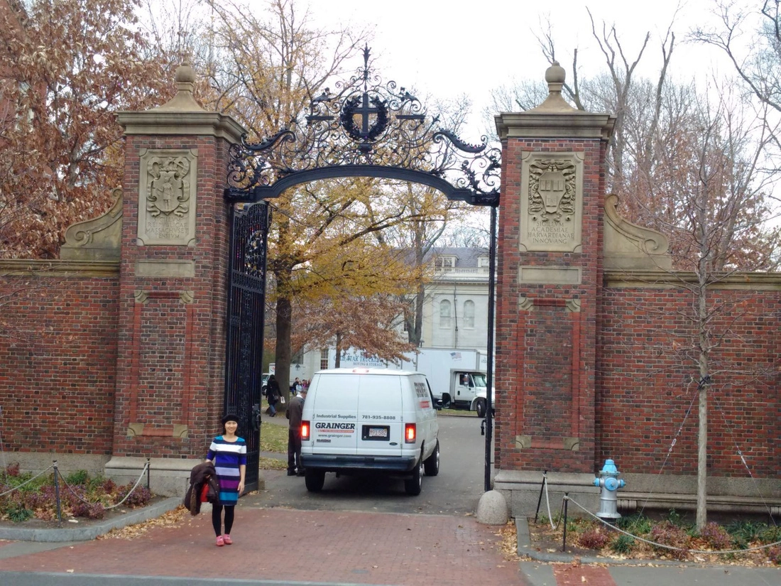 Cổng trường đại học Harvard khá nhỏ chỉ vừa đủ một chiều ôtô qua lại