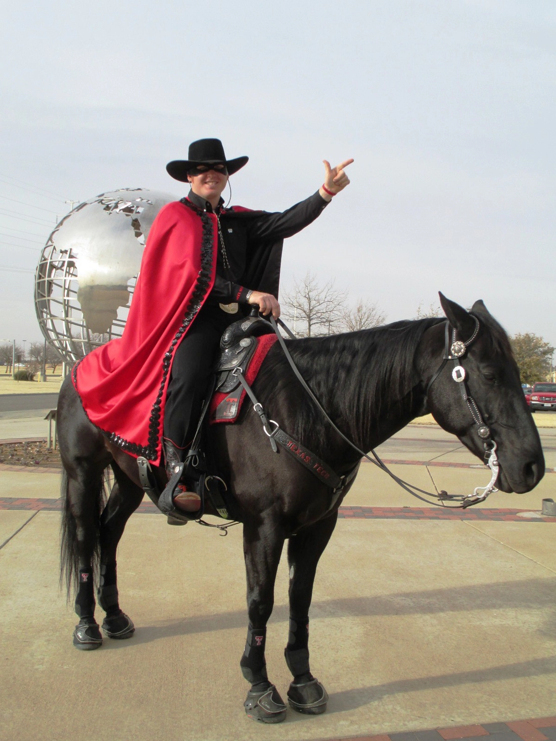 Đừng quên chụp ảnh với mascott của trường là "Kỵ sĩ đeo mặt nạ" (The Masked Rider) nếu may mắn bắt gặp!