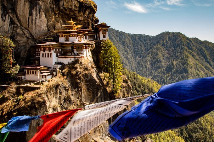 Tiger’s Nest gắn liền với quá trình tu tập và hành đạo của thượng sư Liên Hoa Sinh. Tu viện bao gồm 4 điện chính và 8 hang động nằm trên một đỉnh núi cheo leo nhìn xuống thung lũng Paro. Để lên đến tu viện, du khách mất khoảng 2 tiếng leo núi, băng qua những rừng thông bạt ngàn. Bước chân vào tu viện, du khách sẽ được chiêm ngưỡng nhiều gian thờ được trang trí bằng những bức tranh Thangka màu sắc vẽ về cuộc đời của Đức Phật, các vị Lạt Ma và thần linh. Ảnh: Jonathan Look Jr.