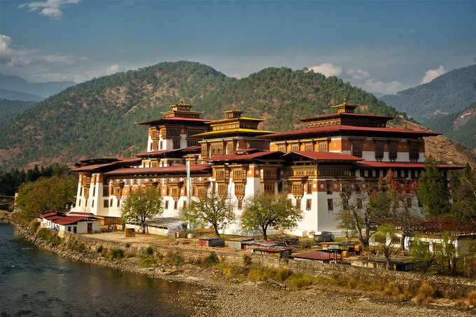 Punakha (Punakha Dzong) là một trong những tu viện lâu đời bậc nhất đất nước. Punakha có ý nghĩa đặc biệt quan trọng trong dòng truyền thừa Drukpa của trường phái Phật giáo Tây Tạng ở Bhutan. Nơi đây thường xuyên diễn ra các lễ hội dành cho người dân địa phương nhưng không nhiều du khách lui tới. Trong các buổi lễ hội, các tín đồ thường nhảy múa với những màn diễn đậm chất truyền thống, đầy sắc màu và vui nhộn. Ảnh: Locationscout.