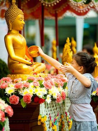 Dùng nước thơm rửa tượng Phật trong chùa là nghi thức quan trọng của lễ hội Songkran. Ảnh: Jebsen Holidays. Dùng nước thơm rửa tượng Phật trong chùa là nghi thức quan trọng của lễ hội Songkran. Ảnh: Jebsen Holidays.