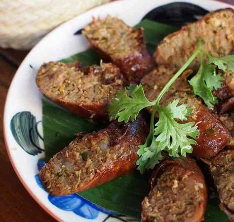 Sai oua là một trong những đặc sản bạn nên thử tại Chiangmai. Ảnh: Chiangmaibest. Sai oua là một trong những đặc sản bạn nên thử tại Chiangmai. Ảnh: Chiangmaibest.