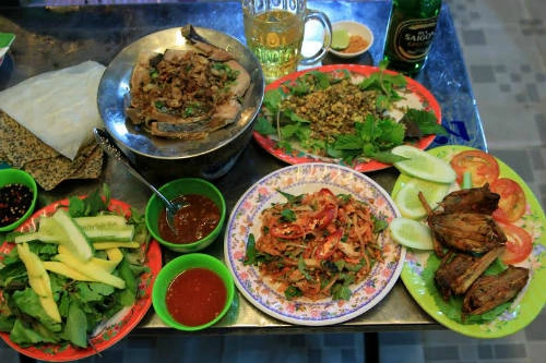 Rất nhiều món đặc sản đang chờ bạn thưởng thức với hương vị đậm tính địa phương. Rất nhiều món đặc sản đang chờ bạn thưởng thức với hương vị đậm tính địa phương.