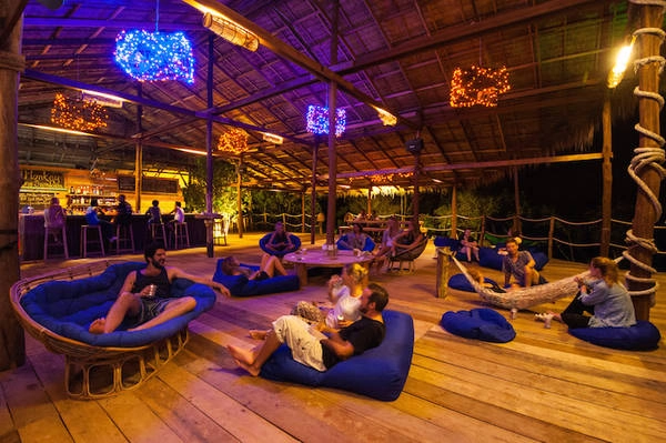 Du khách trò chuyện tại Mad Monkey Hostel. Ảnh: madmonkeyhostels.com