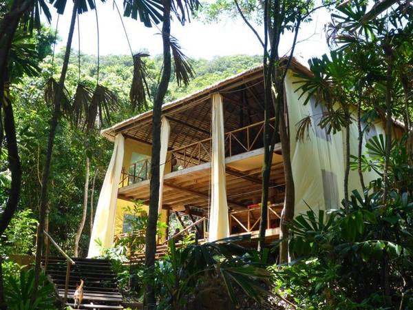 Tất cả bugallow Huba Huba đều xây bằng gỗ, có toilet được trang trí cực kỳ dễ thương, mỗi bugallow đều có cầu thang lên sân thượng ngồi ngắm cảnh lãng mạn như trong phim. Ảnh: hotels55