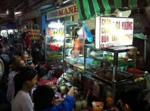 Hẻm 284 Lê Văn Sỹ vẫn luôn đông khách mỗi ngày nhờ vào những món ăn nóng hổi, ngon miệng và giá cả hợp lí. (Ảnh: Internet) Hẻm 284 Lê Văn Sỹ vẫn luôn đông khách mỗi ngày nhờ vào những món ăn nóng hổi, ngon miệng và giá cả hợp lí. (Ảnh: Internet)