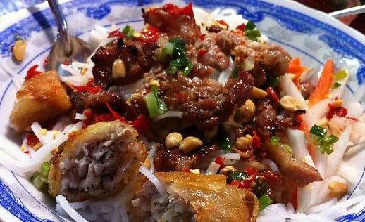 Nơi đây cũng khá nổi tiếng với những món ăn gốc Huế. (Ảnh: Internet) Nơi đây cũng khá nổi tiếng với những món ăn gốc Huế. (Ảnh: Internet)