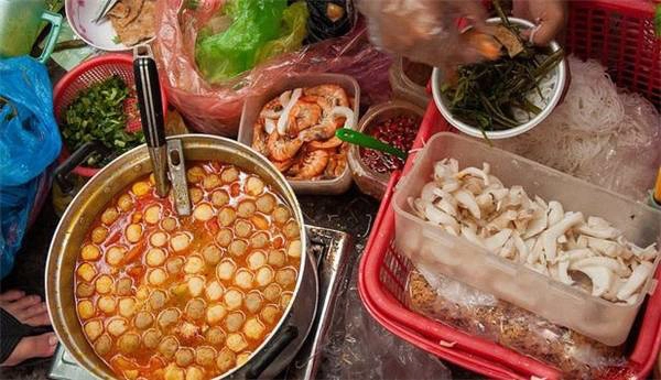 Bạn không phải lăn tăn về giá khi đến với hẻm 200 Xóm Chiếu vì đối tượng phục vụ chính ở đây là người lao động bình dân. (Ảnh: Internet) Bạn không phải lăn tăn về giá khi đến với hẻm 200 Xóm Chiếu vì đối tượng phục vụ chính ở đây là người lao động bình dân. (Ảnh: Internet)