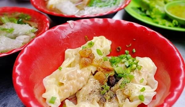 Dù chỉ phục vụ duy nhất một món sủi cảo nhưng bạn cũng sẽ tốn kha khá thời gian để gọi món vì có rất nhiều loại sủi cảo hấp dẫn. (Ảnh: Internet) Dù chỉ phục vụ duy nhất một món sủi cảo nhưng bạn cũng sẽ tốn kha khá thời gian để gọi món vì có rất nhiều loại sủi cảo hấp dẫn. (Ảnh: Internet)